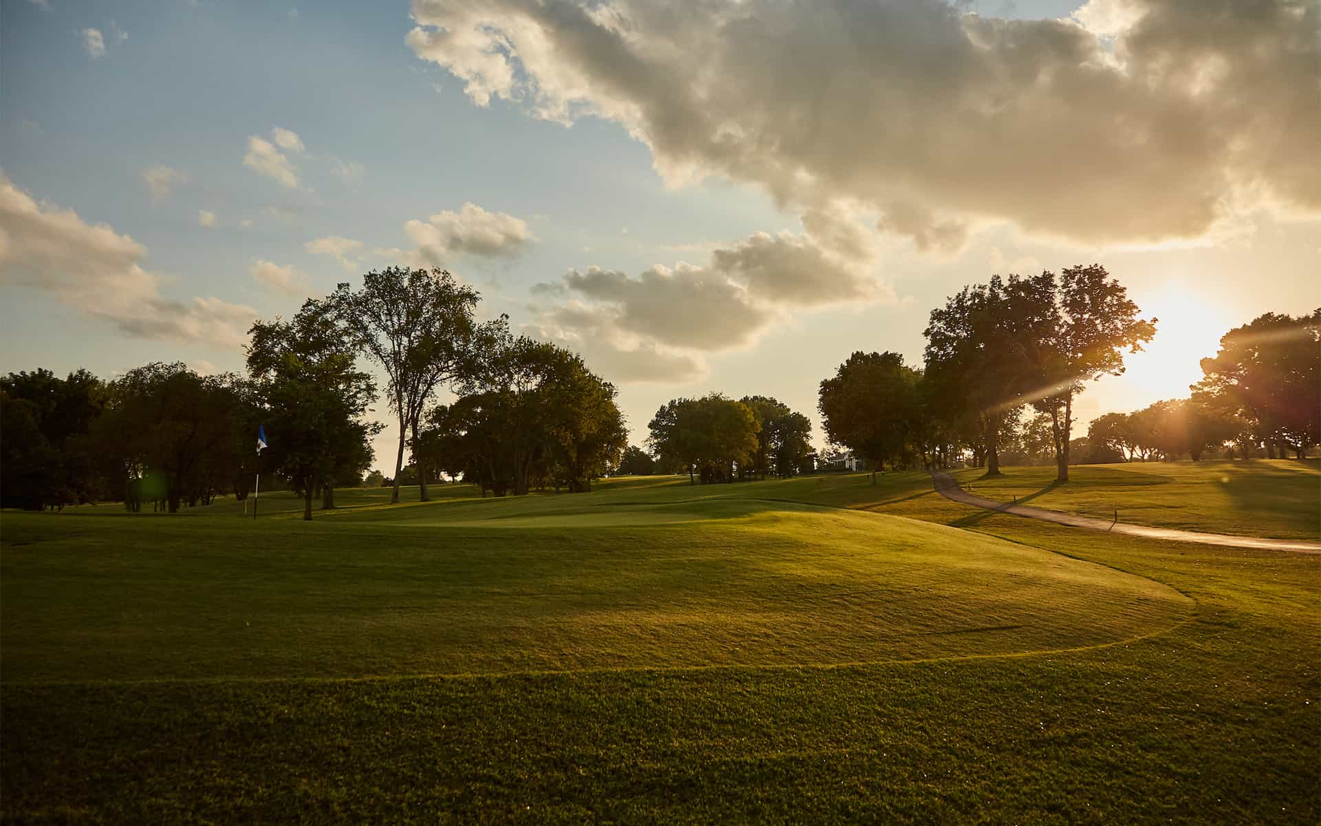 Bluegrass Yacht & Country Club Hendersonville, TN - Pristine putting green with strategic bunkers and mature landscaping, Private 18-hole Tennessee golf course