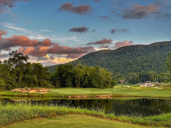 Sweetens Cove Golf Club South Pittsburg Tennessee 9-hole public golf course phenomenon